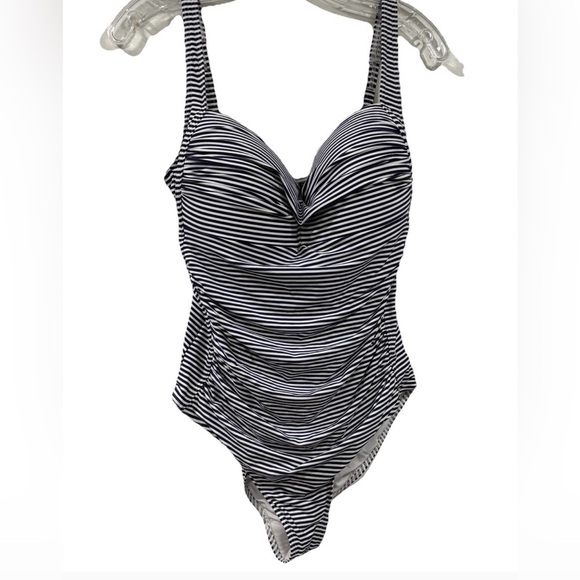 Nip Tuck Other - Nip Tuck Swim
Women size 10
Multifit cup
Black white strip
85%Nylon 15%spandex
